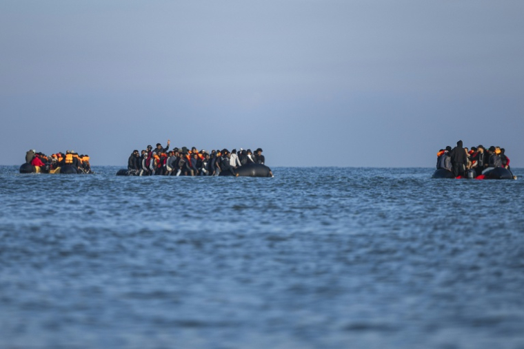 Des migrants à bord de bateaux de passeurs tentent de traverser la Manche au large de la plage de Gravelines, dans le Nord, le 27 septembre 2025 ( AFP / Sameer Al-DOUMY )