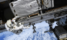 Photographie prise le 25 août montrant l'astronaute française Sophie Adenot en dehors de la Station spatiale internationale (ISS) et publiée par l'Agence spatiale européenne (ESA) ( EUROPEAN SPACE AGENCY / Handout )