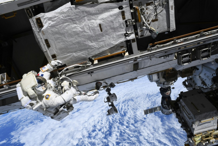 Photographie prise le 25 août montrant l'astronaute française Sophie Adenot en dehors de la Station spatiale internationale (ISS) et publiée par l'Agence spatiale européenne (ESA) ( EUROPEAN SPACE AGENCY / Handout )