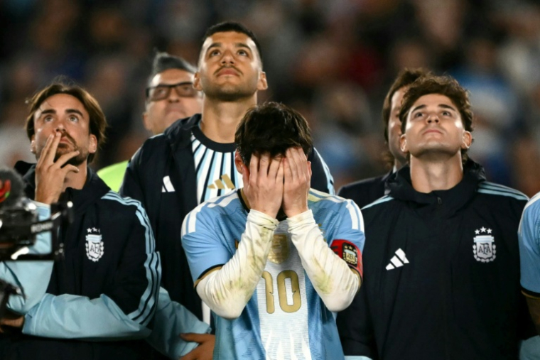 Lionel Messi pleure après son dernier match avec l'Argentine le 6 octobre 2026 au stade Monumental de Buenos Aires ( AFP / Luis ROBAYO )