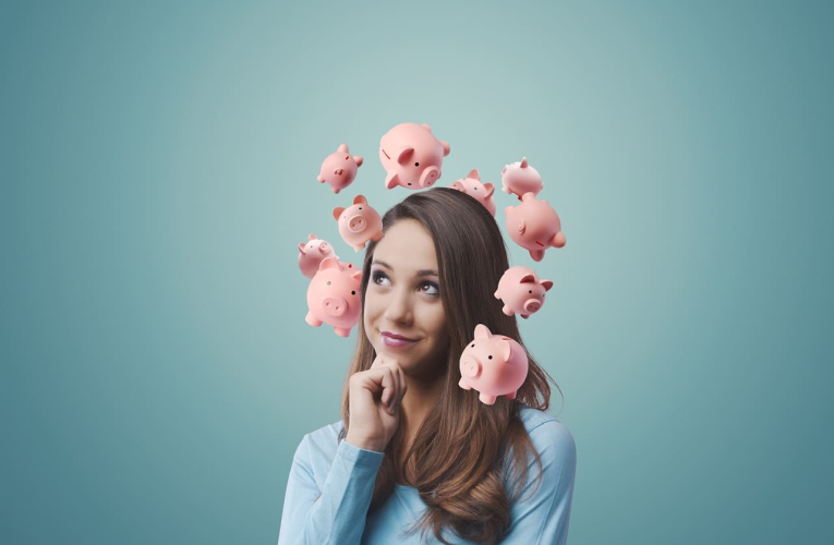 (Crédits photo : Adobe Stock - Femme réfléchissant à ses bonnes résolutions pour de meilleures finances en 2024)