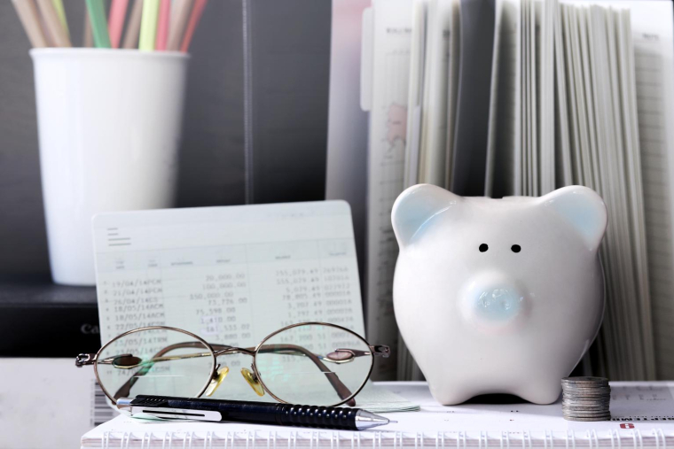 Le Livret A est un produit d’épargne. Son ouverture et sa fermeture sont facile. L’épargne placée est totalement disponible. La rémunération est fixée par l’État. Les intérêts produits échappent à l’Impôt sur Revenu (IR) et aux prélèvements sociaux. ( crédit photo : prasit2512/Shutterstock / prasit2512 )