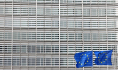 Des drapeaux européens flottent devant le siège de la Commission européenne à Bruxelles