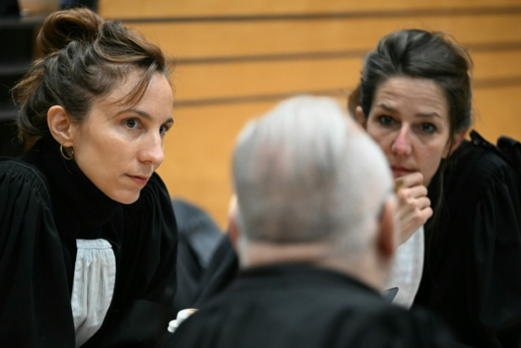 Les avocates des plaignants, Pauline Rongier (g) et Géraldine Vallat (d), lors du procès de Cédric Jubillar, accusé de la disparition de sa femme Delphine, dans la salle d'audience du palais de justice du Tarn à Albi, le 10 octobre 2025 ( AFP / Lionel BONAVENTURE )