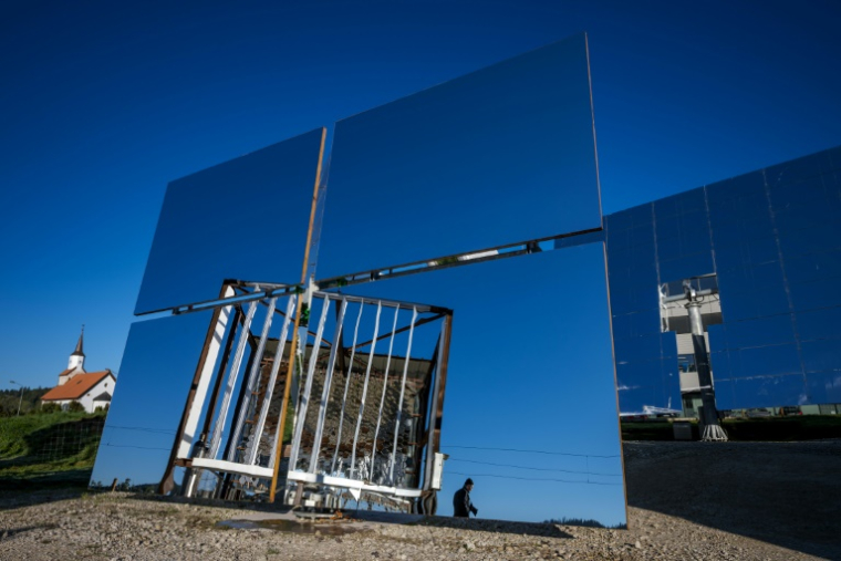 Des miroirs de fours à concentration solaire de l'entreprise Panatère, à La Chaux-de-Fonds, en Suisse, le 2 octobre 2025  ( AFP / Fabrice COFFRINI )