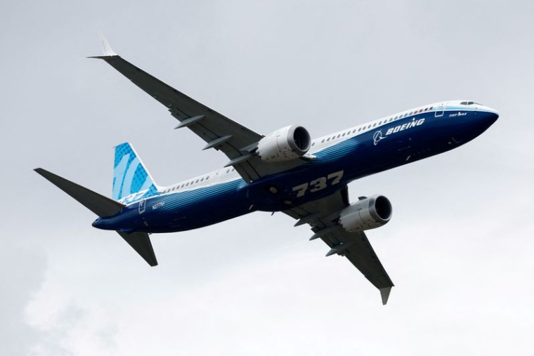 Un Boeing 737 MAX-10 survole l'aéroport du Bourget