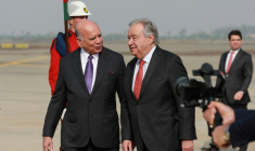 Le ministre des Affaires étrangères irakien Fuad Hussein (à gauche) marche aux côtés du secrétaire général des Nations unies (ONU) Antonio Guterres à l'arrivée de ce dernier à Bagdad le 13 décembre 2025. ( AFP / Murtaja LATEEF )