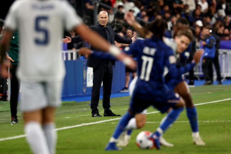Le sélectionneur français Zinédine Zidane, lors du match nul entre les Bleus et l'Italie comptant pour la 3e journée de la Ligue des nations, le 2 octobre 2026 à Saint-Denis ( AFP / FRANCK FIFE )