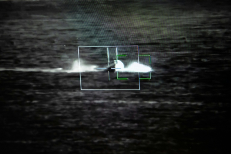 Un écran affiche un drone hostile abattu depuis la frégate de la Marine française "La Lorraine", naviguant en mer Méditerranée, le 2 octobre 2025, lors de l'exercice Wildfire 2025, dédié à la lutte anti-drones ( AFP / CLEMENT MAHOUDEAU )