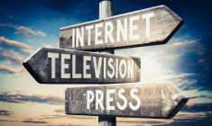 Il y a de faibles écarts entre les sources médiatiques, même si l'attention des Français se concentre principalement sur les chaînes de télévision et les médias sociaux. (crédit: Adobe Stock)