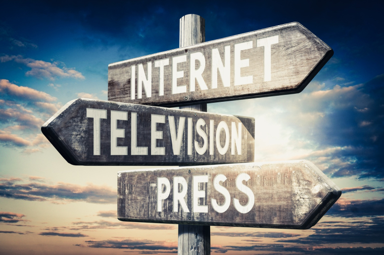 Il y a de faibles écarts entre les sources médiatiques, même si l'attention des Français se concentre principalement sur les chaînes de télévision et les médias sociaux. (crédit: Adobe Stock)