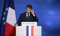 Le président Emmanuel Macron devant la presse après le Conseil européen le 19 décembre 2025 à Bruxelles ( AFP / JOHN THYS )