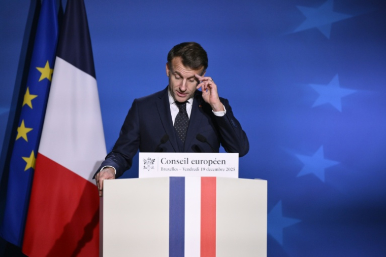 Le président Emmanuel Macron devant la presse après le Conseil européen le 19 décembre 2025 à Bruxelles ( AFP / JOHN THYS )