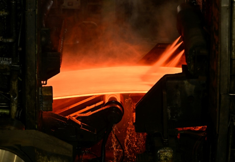 L'acier en fusion, photographié dans le site sidérurgique d'ArcelorMittal de Sestao au Pays Basque espagnol le 7 avril 2025 ( AFP / ANDER GILLENEA )