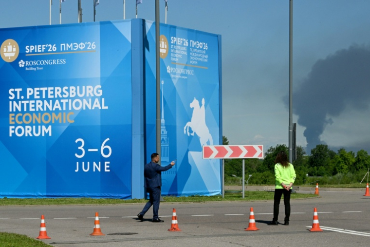De la fumée noire près du site où se tient le Forum économique (SPIEF) de Saint-Pétersbourg, le 3 juin 2026 en Russie ( AFP / STRINGER )