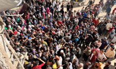 Des Palestiniens se rassemblent pour acheter du pain dans une boulangerie, à Khan Younis, dans le sud de la bande de Gaza