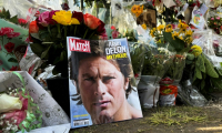 La Une de Paris Match consacrée à Alain Delon après son décès, devant sa propriété de Douchy (Loiret) le 21 août 2024 ( AFP / Tom MASSON )