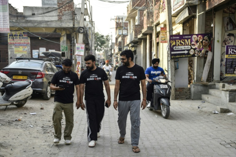Des personnes portent des t-shirts Opération SINDOOR à Ludhiana, en Inde, le 17 mai 2025 ( AFP / Shammi MEHRA )