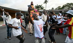 Des partisans du président sortant réélu Alassane Ouattara célèbrent sa victoire à la présidentielle, au siège de son parti à Abidjan en Côte d'Ivoire, le 27 octobre 2025 ( AFP / Sia KAMBOU )