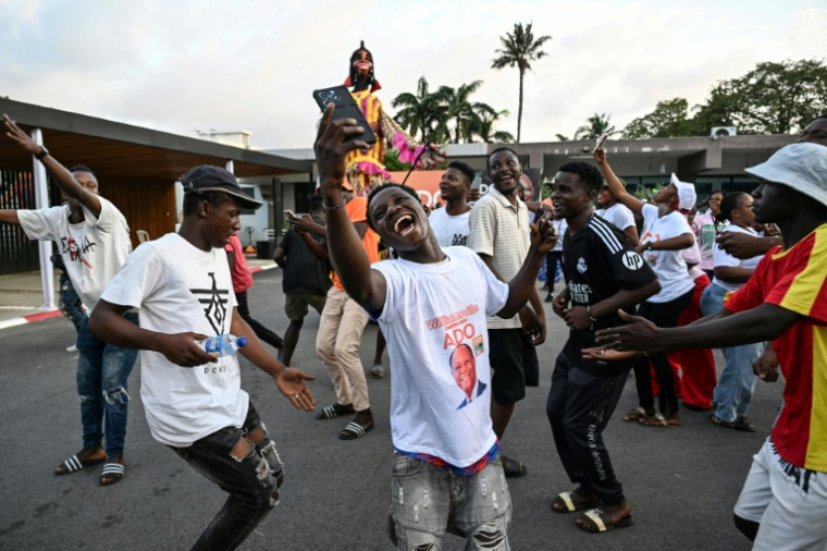 Des partisans du président sortant réélu Alassane Ouattara célèbrent sa victoire à la présidentielle, au siège de son parti à Abidjan en Côte d'Ivoire, le 27 octobre 2025 ( AFP / Sia KAMBOU )