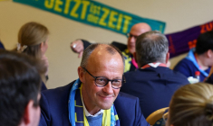 Le chancelier allemand Friedrich Merz ce vendredi 15 mai lors d'une conférence devant des jeunes catholiques de Bavière, en Allemagne. ( POOL / KAI PFAFFENBACH )