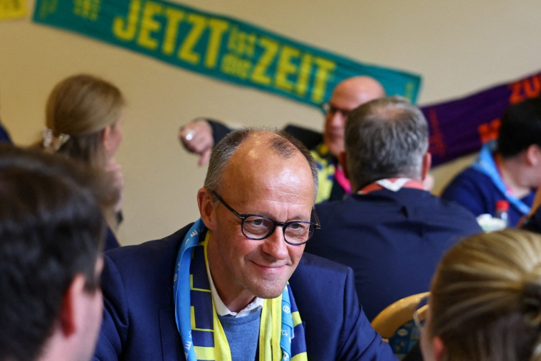 Le chancelier allemand Friedrich Merz ce vendredi 15 mai lors d'une conférence devant des jeunes catholiques de Bavière, en Allemagne. ( POOL / KAI PFAFFENBACH )