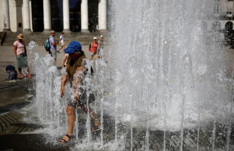 Des touristes en train de se rafraîchir à Nantes