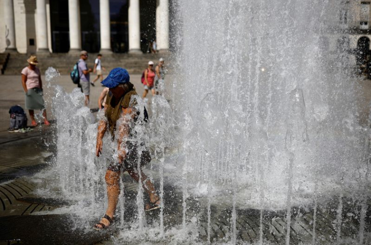 Des touristes en train de se rafraîchir à Nantes