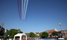 La Patrouille de France (PAF) effectue un survol, le 14 juillet 2026 à Nice, lors de la cérémonie marquant le 10e anniversaire de l'attentat de Nice en juillet 2016 ( AFP / Valery HACHE )