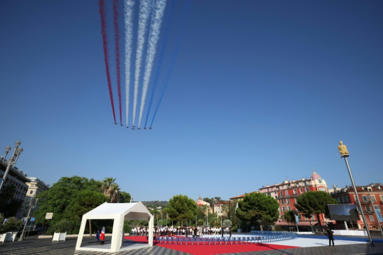 La Patrouille de France (PAF) effectue un survol, le 14 juillet 2026 à Nice, lors de la cérémonie marquant le 10e anniversaire de l'attentat de Nice en juillet 2016 ( AFP / Valery HACHE )