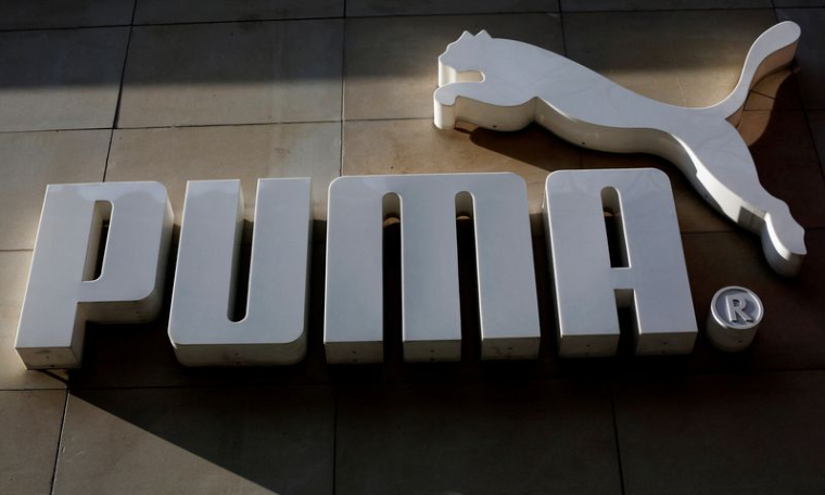 Le logo de la société allemande d'articles de sport Puma est visible à l'entrée de l'un de ses magasins à Vienne