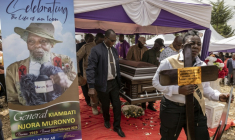 Des proches portent le cercueil de Christopher Njora Muronyo, un des "généraux oubliés" de l'insurrection Mau Mau dans les années 1950 au Kenya, le 14 février 2026 dans le comté de Nyandarua ( AFP / SIMON MAINA )