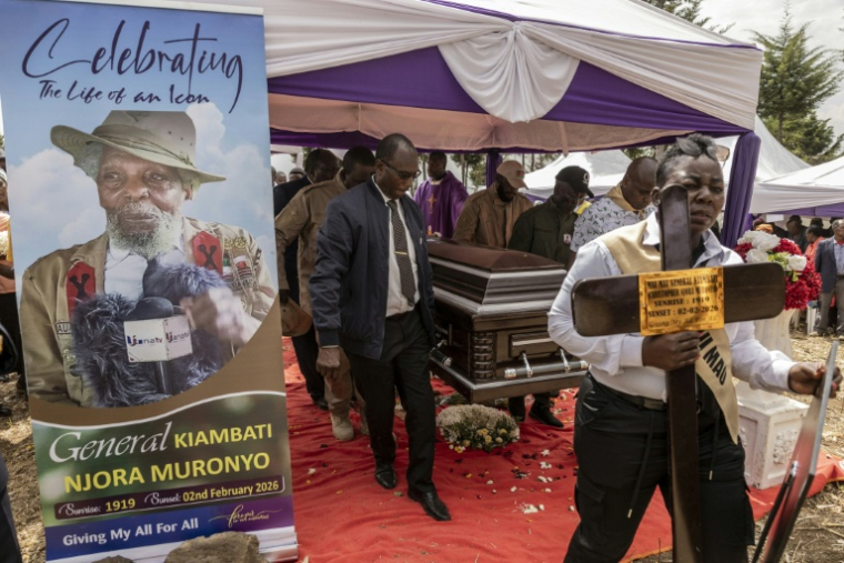 Des proches portent le cercueil de Christopher Njora Muronyo, un des "généraux oubliés" de l'insurrection Mau Mau dans les années 1950 au Kenya, le 14 février 2026 dans le comté de Nyandarua ( AFP / SIMON MAINA )