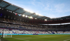 Un maillot de Marco Materazzi brandit pendant la Marseillaise