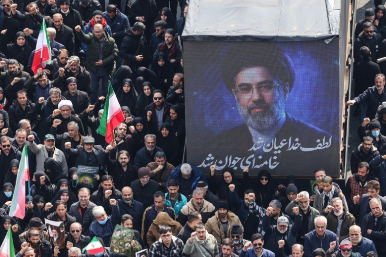 Une foule se masse autour d'un portrait de l'ayatollah Mojtada Khamenei, nouveau guide suprême iranien, le 11 mars 2026 à Téhéran ( AFP / ATTA KENARE )