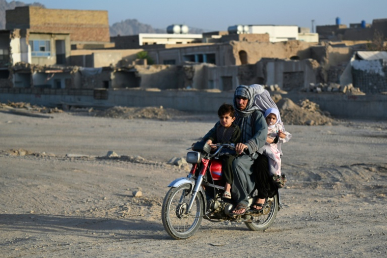 Une famille afghane à moto dans la province de Kandahar, en Afghanistan, le 6 septembre 2026 ( AFP / Sanaullah SEIAM )