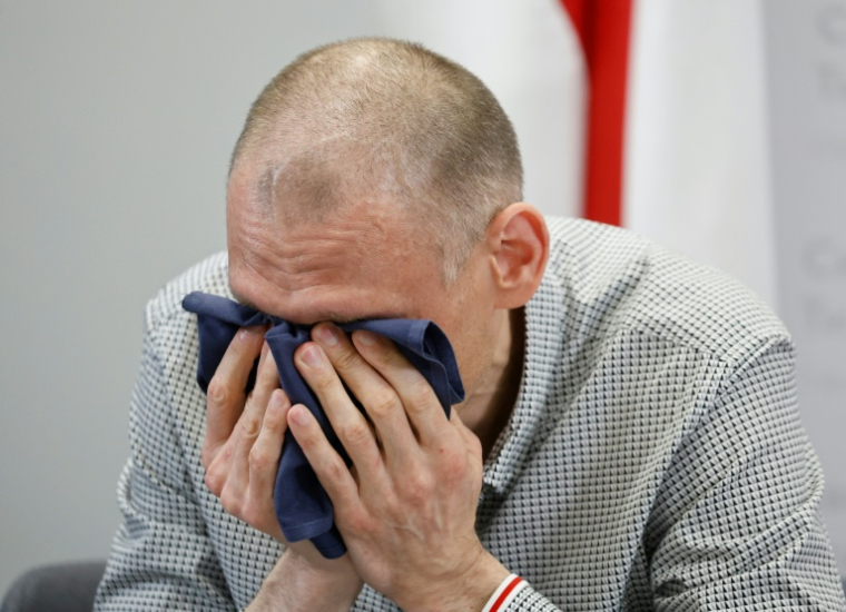 Sergueï Tikhanovski, opposant bélarusse libéré après plus de 5 ans de prison, en larmes lors d'une conférence de presse à Vilnius le 22 juin 2025 ( AFP / Petras Malukas )