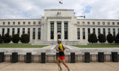 Un joggeur passe devant le bâtiment de la Réserve fédérale à Washington, DC