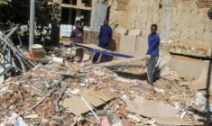 Des ouvriers du bâtiment déblaient des décombres alors que les efforts de reconstruction des infrastructures reprennent à Khartoum après près de trois ans de guerre, le 17 janvier 2026 au Soudan ( AFP / Ebrahim HAMID )