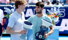 Jannik Sinner (G) et Carlos Alcaraz après la finale du Masters 1000 de Cincinnati, lors de laquelle l'Italien a été contraint à l'abandon, le 18 août 2025 ( GETTY IMAGES NORTH AMERICA / MATTHEW STOCKMAN )