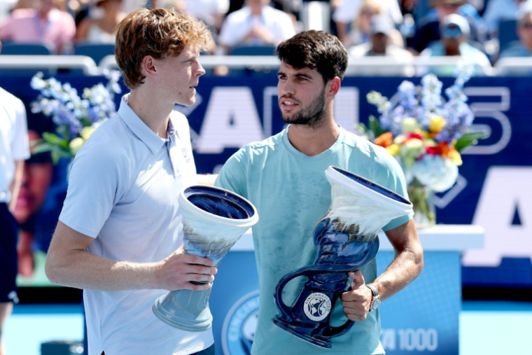Jannik Sinner (G) et Carlos Alcaraz après la finale du Masters 1000 de Cincinnati, lors de laquelle l'Italien a été contraint à l'abandon, le 18 août 2025 ( GETTY IMAGES NORTH AMERICA / MATTHEW STOCKMAN )