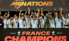 Le capitaine du XV de France Antoine Dupont soulève le trophée du Tournoi des six nations, remporté pour la deuxième fois consécutive par la France samedi après sa victoire face à l'Angleterre (48-46) au Stade de France  ( AFP / FRANCK FIFE )