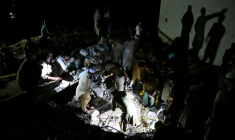 Sans électricité, des villageois et secouristes fouillent les décombres de maisons dévastées par la mousson, à la recherche de survivants ou de dépouilles de victimes, dans le village de Dolari, dans le nord du Pakistan, le 18 août 2025 ( AFP / Aamir QURESHI )