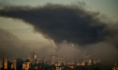 De la fumée s'élève au-dessus d'immeubles d'habitation à la suite d'une attaque aérienne à Kiev, le 23 septembre 2026. ( AFP / Eugene KOTENKO )