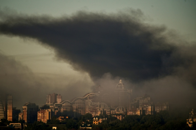 De la fumée au-dessus des immeubles à Kiev, après une attaque aérienne, le 23 septembre 2026 en Ukraine ( AFP / Eugene KOTENKO )