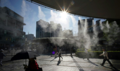 Une brume d'eau rafraîchissante dans une rue de Tokyo par une chaude journée, le 19 juin 2025 au Jaon ( AFP / Kazuhiro NOGI )