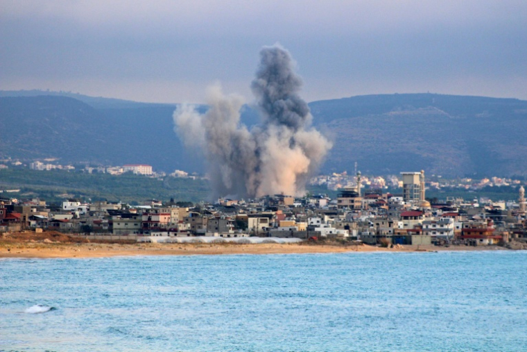 De la fumée s'élève des abords de Tyr, dans le sud du Liban, après une frappe israélienne, le 27 mai 2026 ( AFP / KAWANT HAJU )