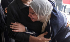 Une femme réagit à la suite d'une frappe israélienne dans la ville de Gaza