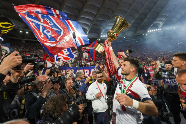 Un joueur de Bologne ne sait plus où stocker toutes ces mozzarellas envoyées par des fans du Napoli