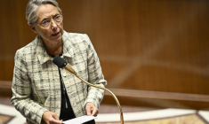 La Première ministre Élisabeth Borne s'adresse aux députés à l'Assemblée nationale, mardi 17 octobre.  ( AFP / JULIEN DE ROSA )